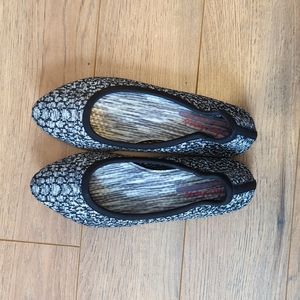 Women's size 8 Sketchers Memory Foam slip on